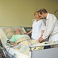 Patient mit Schwester Aida und Dr. Belwe
